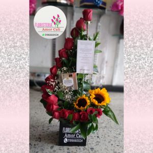arreglo floral en rosas rojas , girasoles y chocolate -