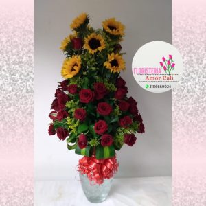 arreglo floral samaritano con rosas rojas y girasoles