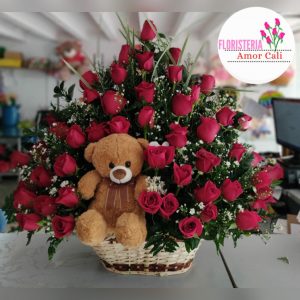 canasta de 48 unidades de rosas y peluche