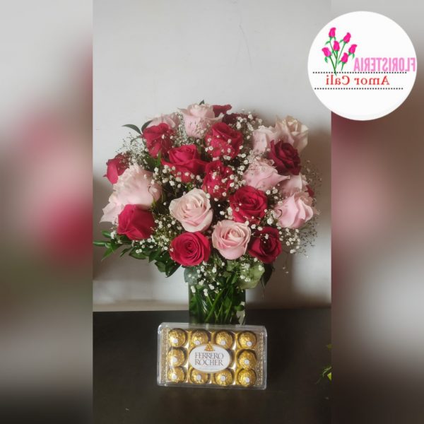 jarrón de rosas y chocolates