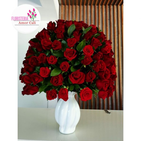 jarrón de rosas rojas