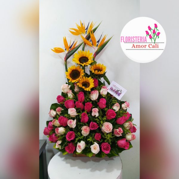 ARREGLO FLORAL ROSAS FUCSIA