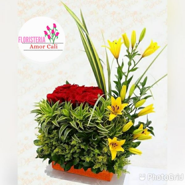 Arreglo floral de rosas y lirios