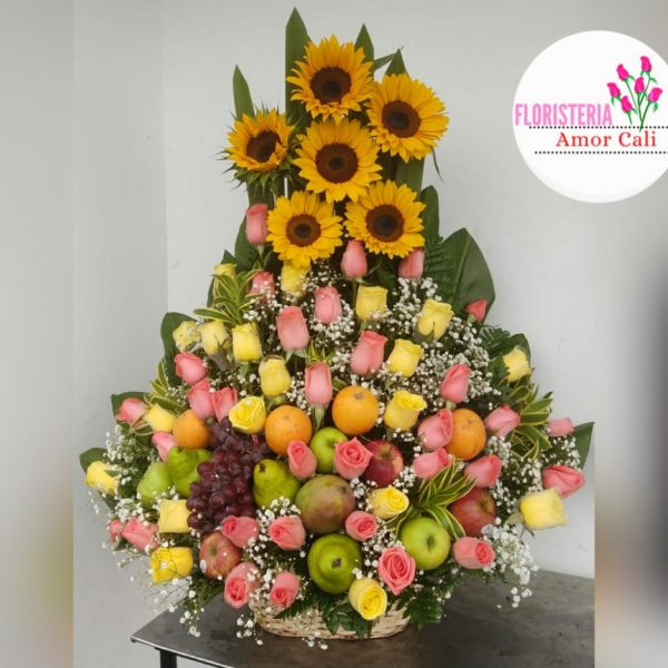 CANASTA DE FRUTAS Y ROSAS