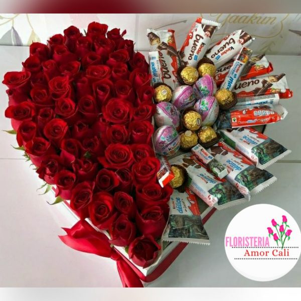 corazón de chocolates y rosas