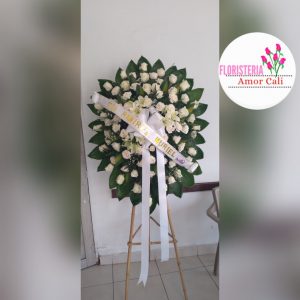 corona fúnebre de rosas y lirios en cali
