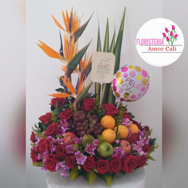 arreglo floral con frutas