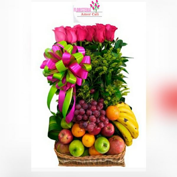 canasta de frutas y rosas