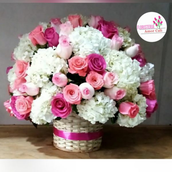 canasta de rosas y hortencias