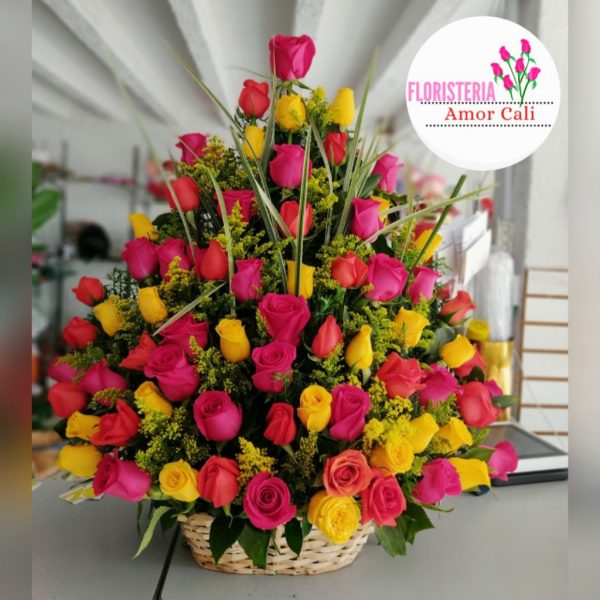 canasta floral en rosas -floristeria cali