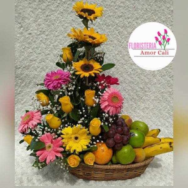 canasta floral y frutas