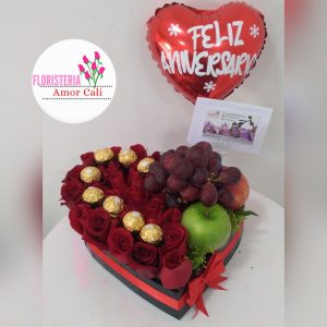 corazón con frutas y rosas