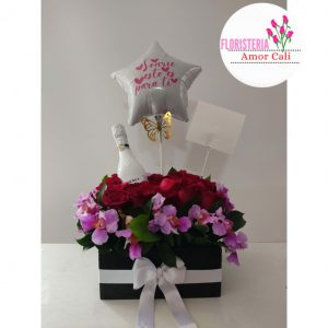 cubo de rosas y orquídeas