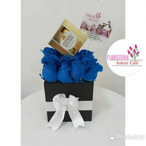 cubo de rosas azule