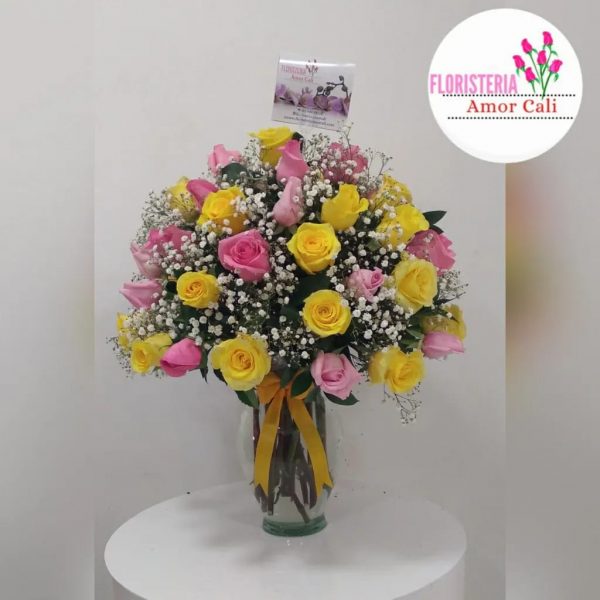 jarrón de rosas amarillas y rosadas