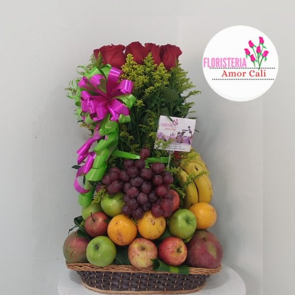 canasta de frutas y rosas