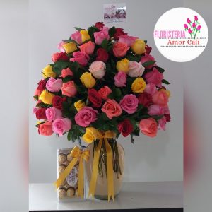 jarrón de rosas coloridas