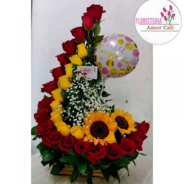 arreglo floral de rosas y girasoles