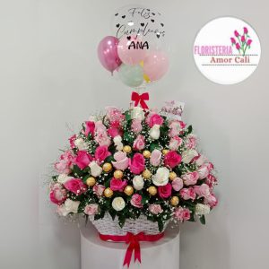 canasta de flores coloridas